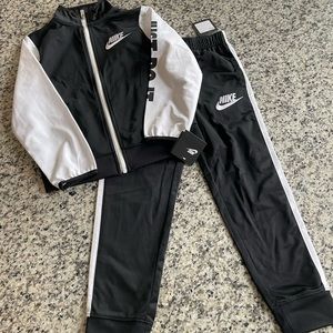 NWT Boys Nike track suit sweatshirt zip down sweatpants size 7 black and white